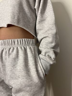 CLASSIC CROPPED SWEATER